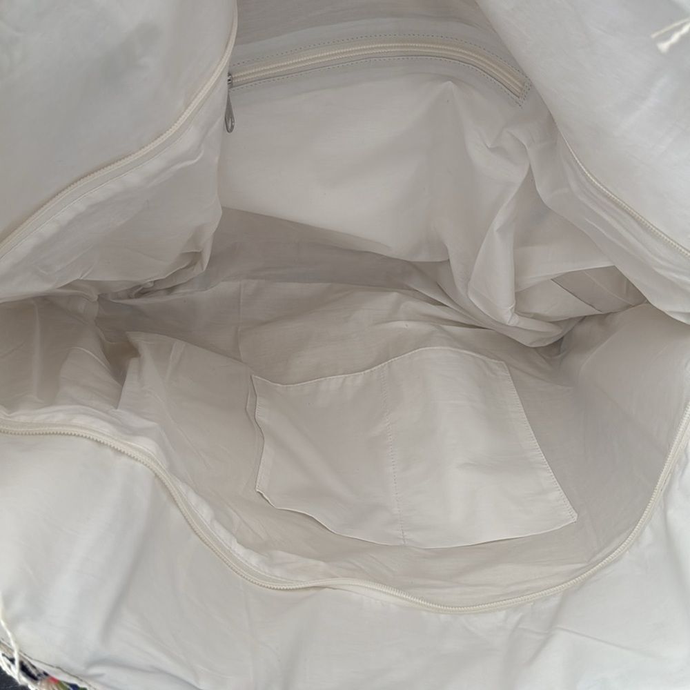 B2B Los Angeles Journey Tote NWOT - Picture 3 of 5